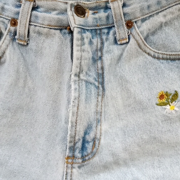 Vintage 90's Lei Sunflower Embroidered Denim Shorts - Picture 5 of 7